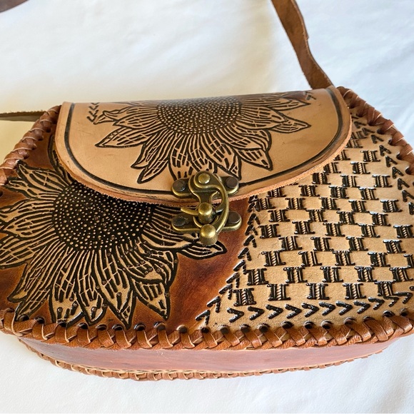 Hand tooled leather purse from Cozumel. - Picture 2 of 6